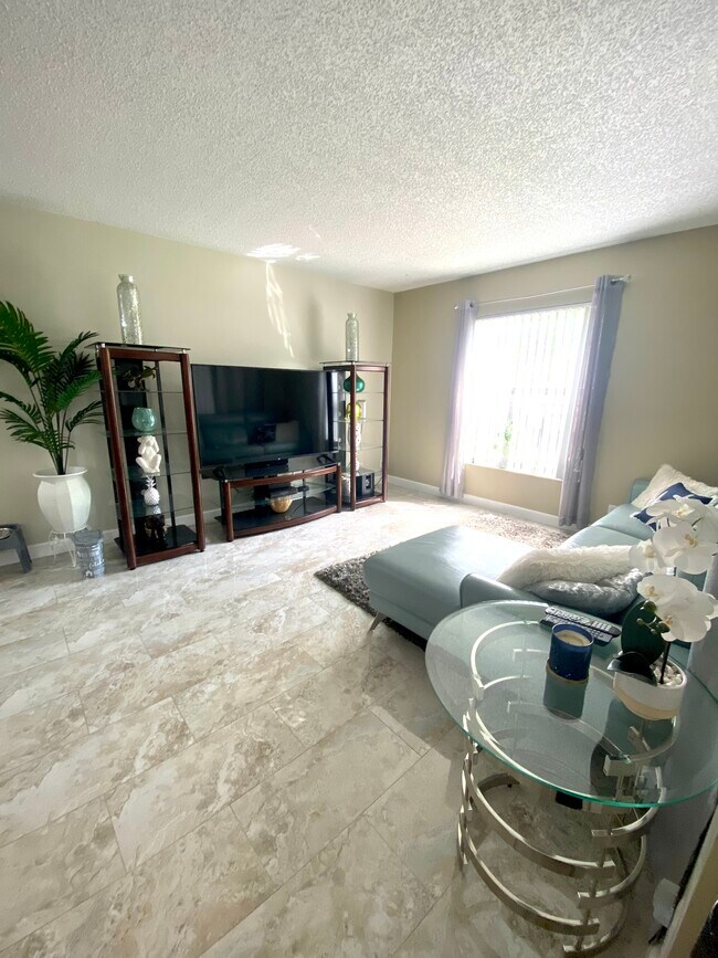 Building Photo - 3871 Cocoplum Cir