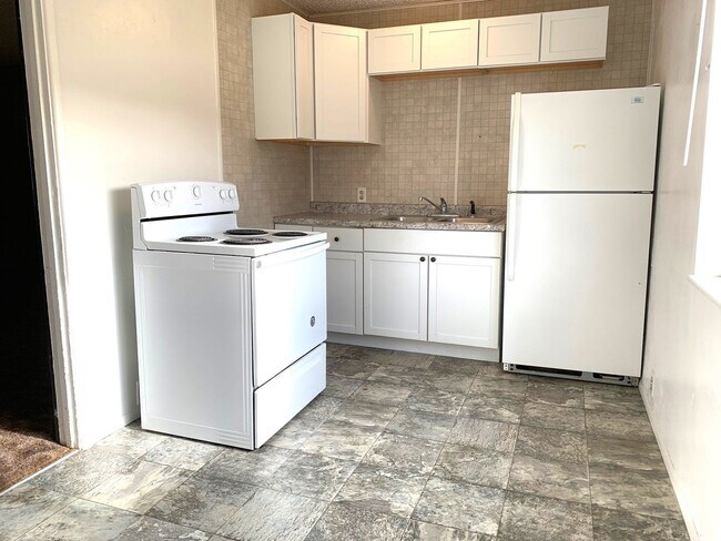 Building Photo - 3 Bedroom w/garage & fenced yard