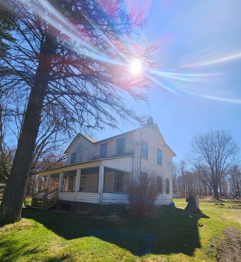 Primary Photo - Amazing 4 bedroom home in Pocono Lake!