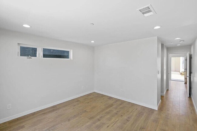 Foto del edificio - 5126 Riverton Ave