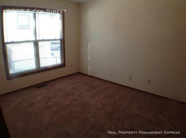 Foto del edificio - Check out this great 3 Bedroom Duplex