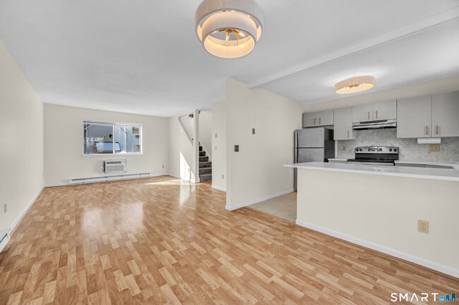 Building Photo - 925 Oronoke Rd