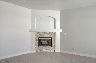Building Photo - 1900 N Torrey Pines Dr