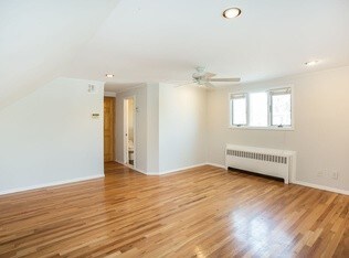 Building Photo - 300 E Lexington Ave