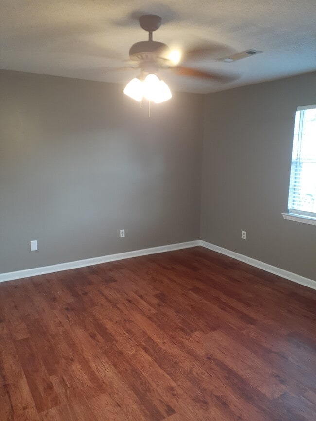 Building Photo - 11 Redwood St NE