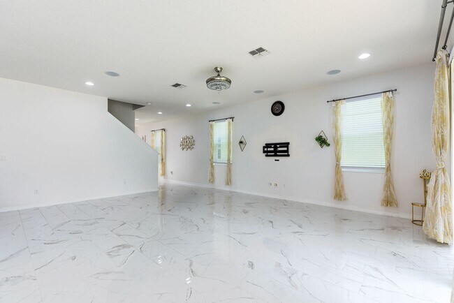Building Photo - AMAZING 2 STORY HOME AVAILABLE AND BEAUTIFUL!