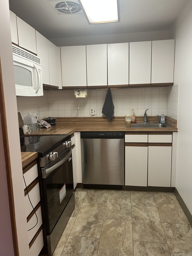 Foto del edificio - 45 Burgundy Hill Ln