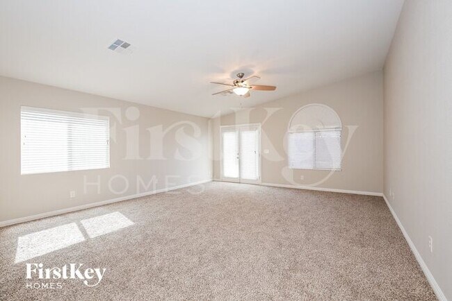 Foto del edificio - 5225 North Painted Pebble Street