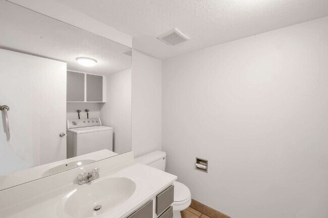 Foto del edificio - Convenient Sandy Townhome with 3 BD & 2 BA