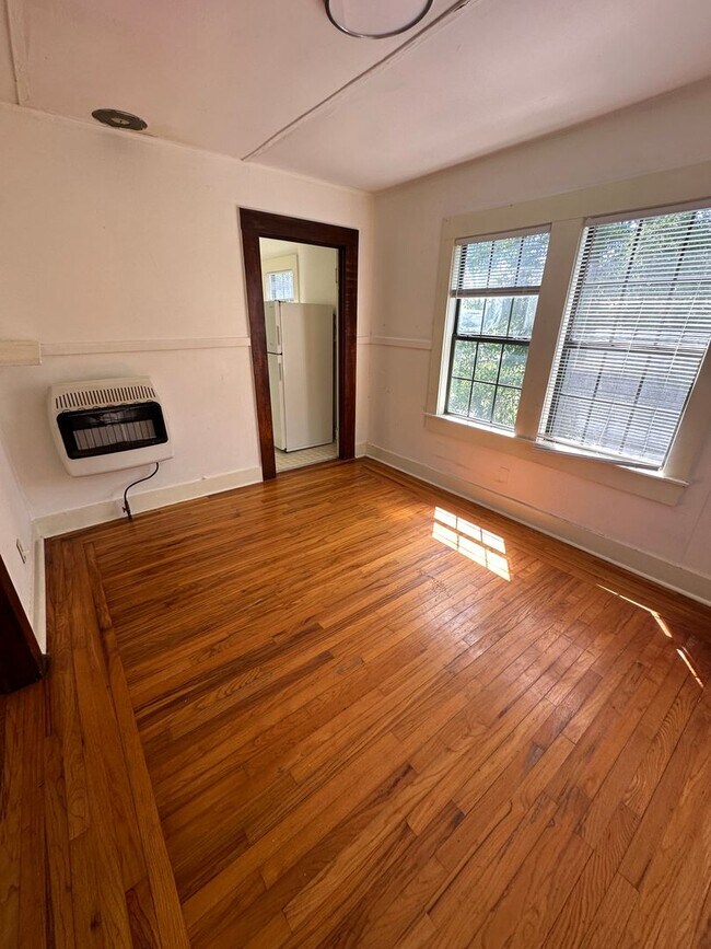 Foto del edificio - 1 bedroom, 1 bath in Midtown. Available July 1st!