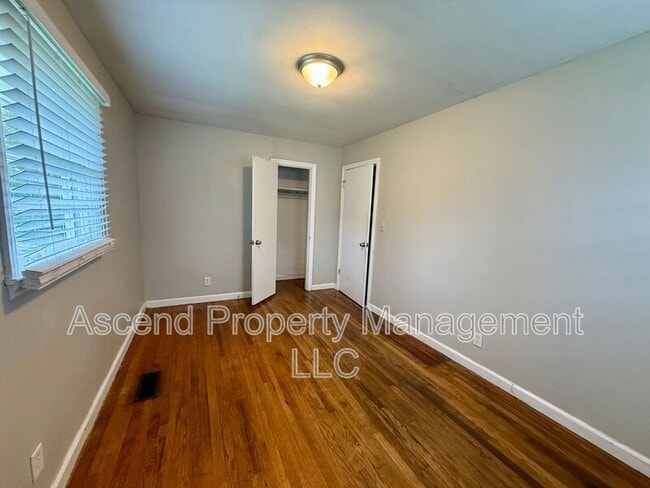 Building Photo - 5514 Rosemont Dr