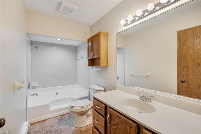 Building Photo - 624 Angiline Dr