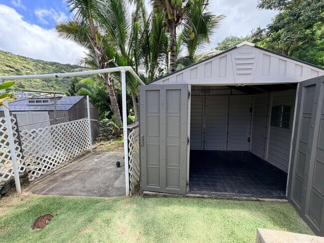 Foto del edificio - Spacious 2 Bedroom / 2 Bathroom Pet-Friendly Home in Moanalua Valley