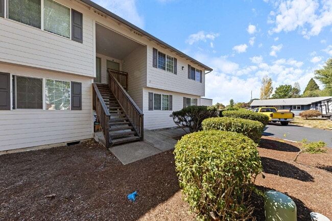 Building Photo - Fresh & Updated 2 bedroom W/S included!