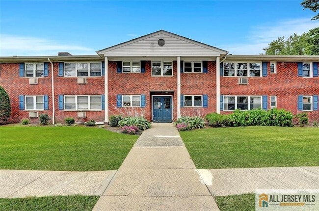 Foto del edificio - 32 Woodedge Ave
