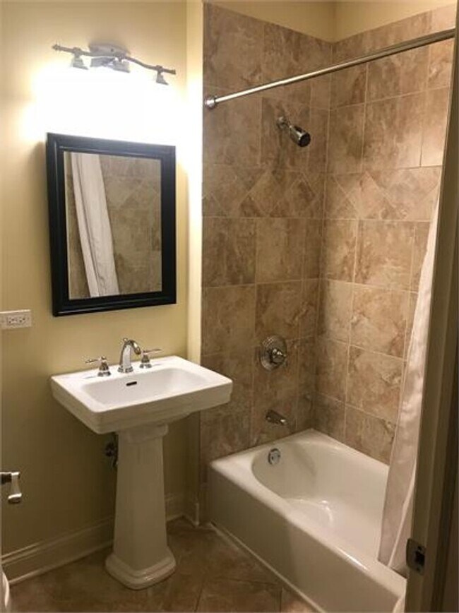 Foto del edificio - 7412 Madison St