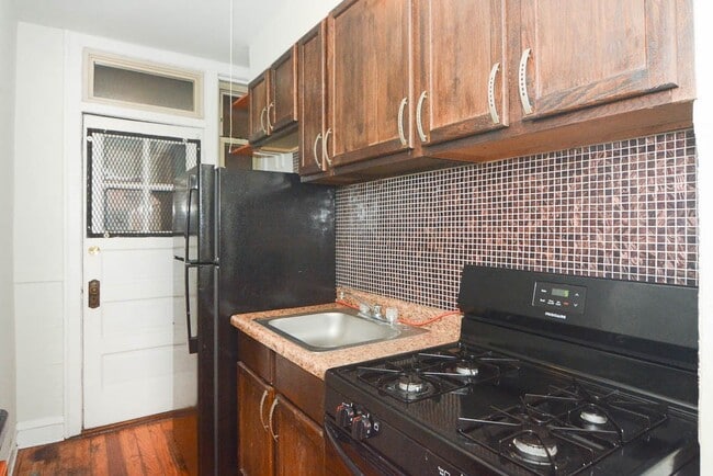 Building Photo - 547 W Surf St