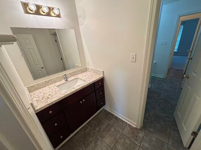 Building Photo - 211 Greenbriar Dr