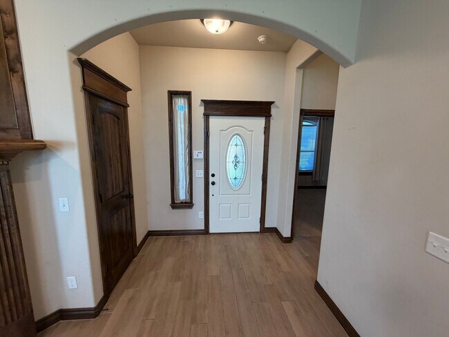 Building Photo - Beautiful 3 bed 2 bath in Noble, pets considered with additional deposit, granite and laminate fl...