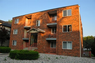 Building Photo - 3044 Sandwich St.