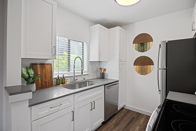 Espacios de cocina renovados en The Lakes en Bellevue, WA 98007 - The Lakes Apartments