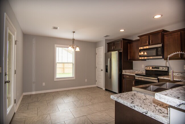 Building Photo - Brick 3 Bedroom Home in Moundville!
