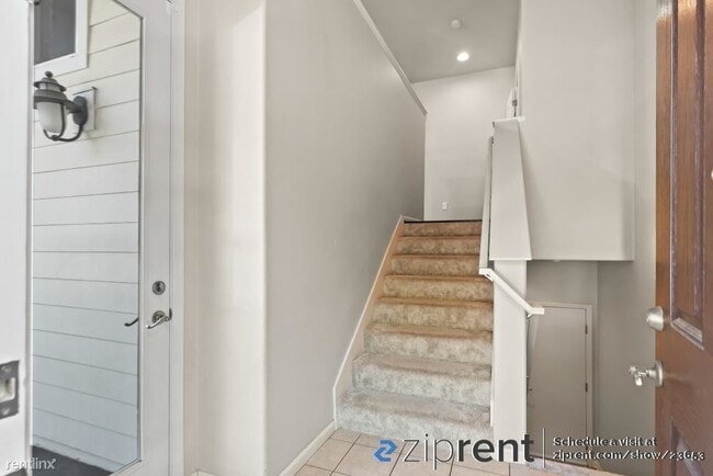 Building Photo - 3 br, 2.5 bath Townhome - 215 Birch Creek ...