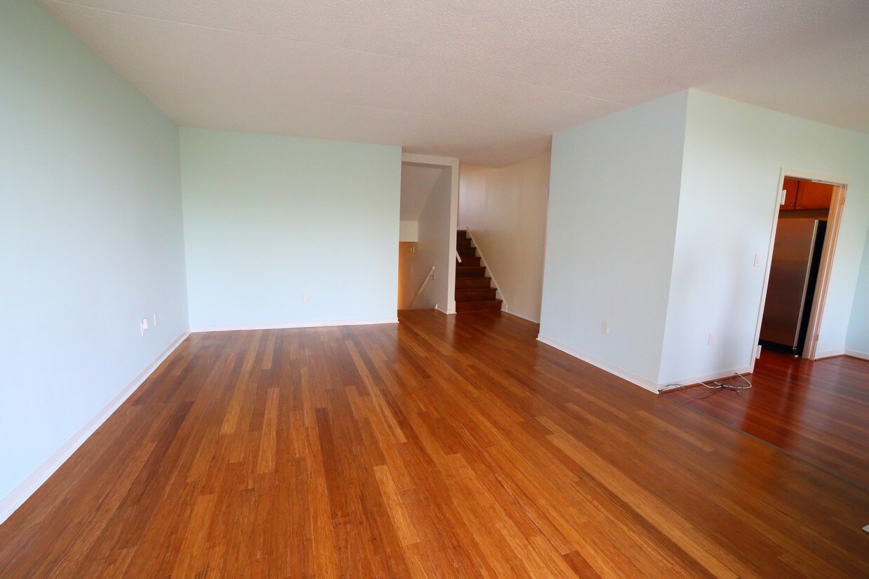 Enormous living room pre-wired for surround s - 2301 Cherry St