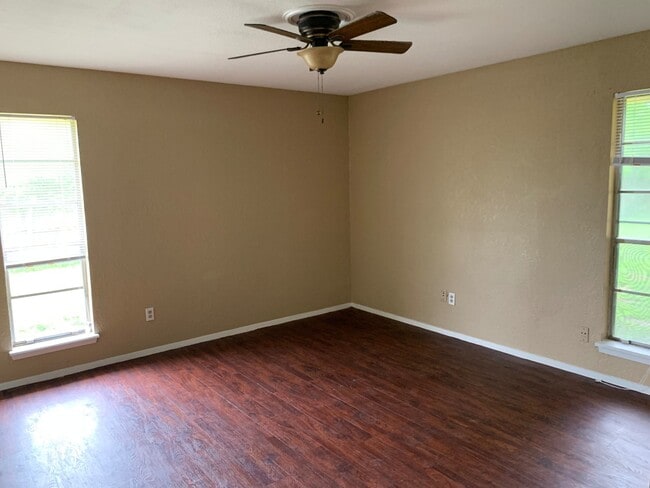 Building Photo - 906 Red Bishop - 3/Bed 2/Bath - $1675/month
