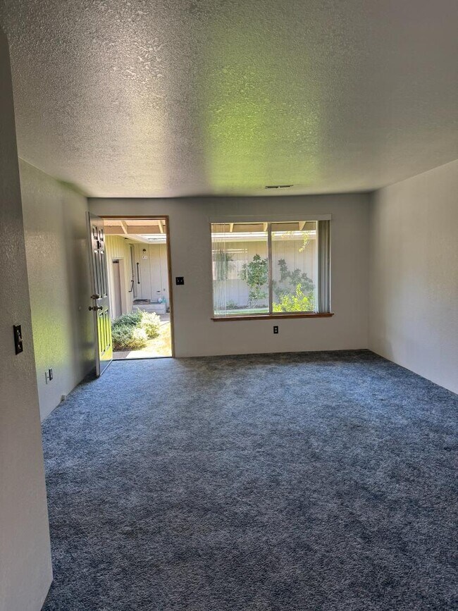 Foto del edificio - 300 Shafer Ln