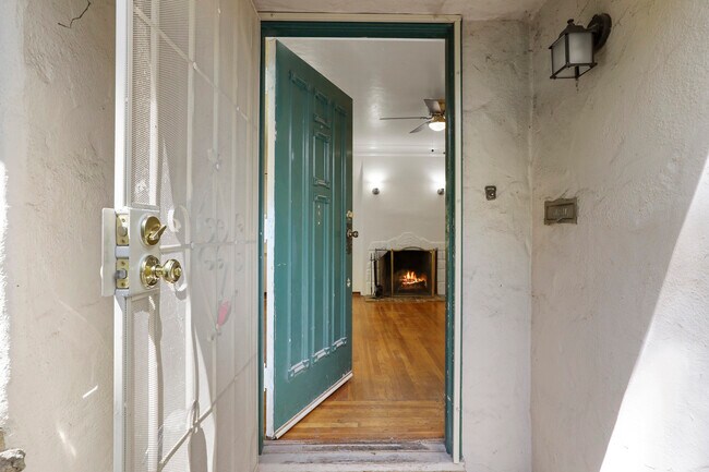 Entry - 241 W Knoles Way
