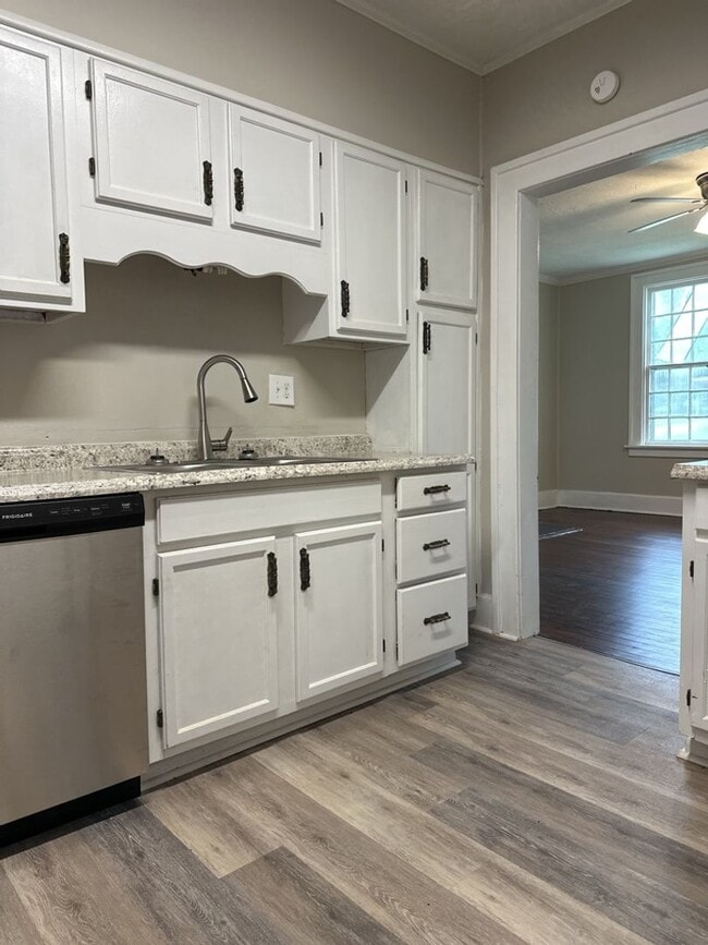 Building Photo - Charming 2-bedroom, 1-bathroom home