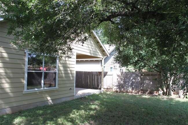 Building Photo - 2117 Amur Dr