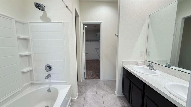 Foto del edificio - 4711 Forest Hurst Glen