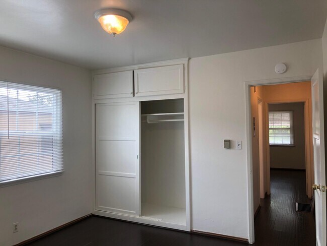 Building Photo - 1712 Huntington Dr