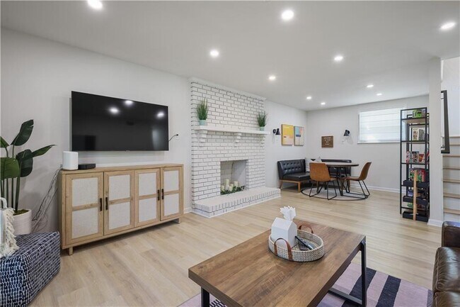 Foto del edificio - 677 Hillandale Cir