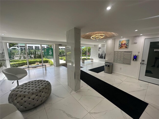 Building Photo - 720 Collins Ave
