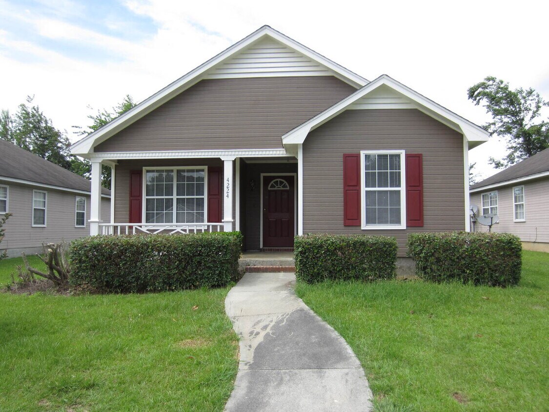Foto principal - Three Bedroom/Two bath home in Lowndes County