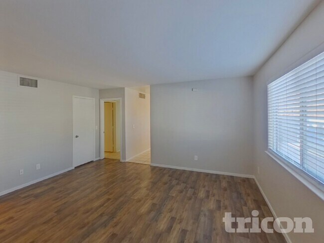 Foto del edificio - 6131 Daisy Petal St