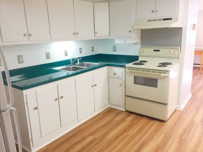 Kitchen overall - 2323 Crestmont Ave