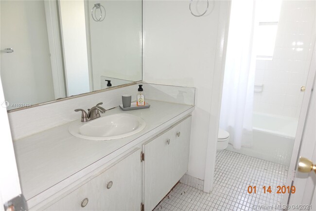 Building Photo - 210 Seaview Dr