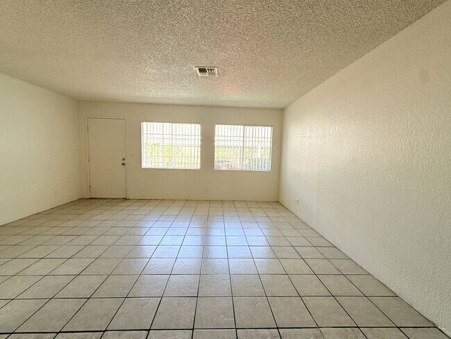 Building Photo - AVAILBLE NOW!! 2 Bed / 1 Bath Apartment in...