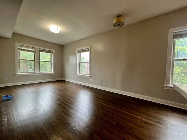 Foto del edificio - Renovated 2 Bed / 1 Bath in Logan Square — $1,925/mo, In Unit Laundry, Central Air, Dishwasher In...