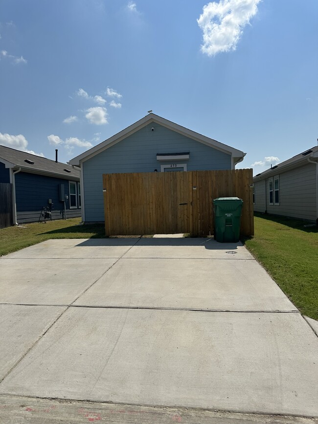 Building Photo - 450 Reverie Way
