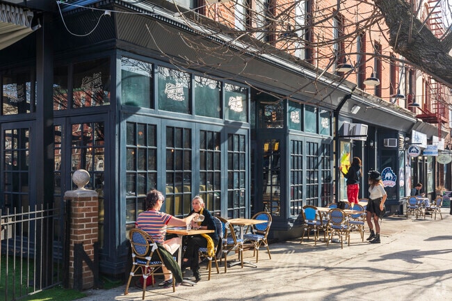 Residents love to have lunch outside in Carroll Gardens.