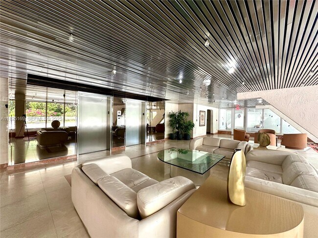 Foto del edificio - 15645 Collins Ave