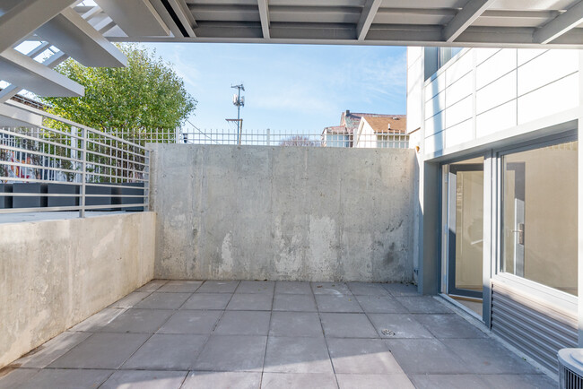 Building Photo - 2611 W Gladys Ave