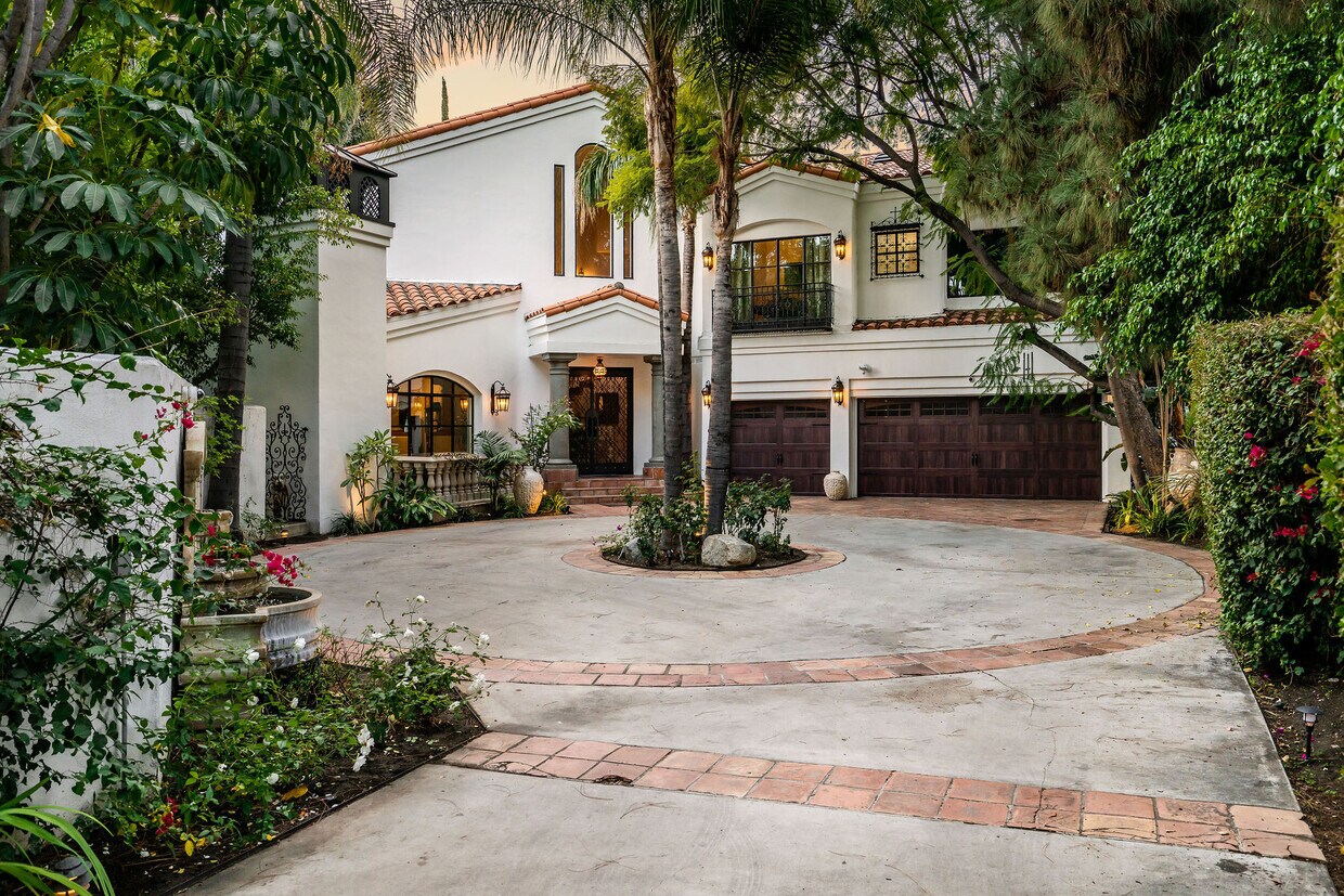 Primary Photo - 4909 Woodley Ave