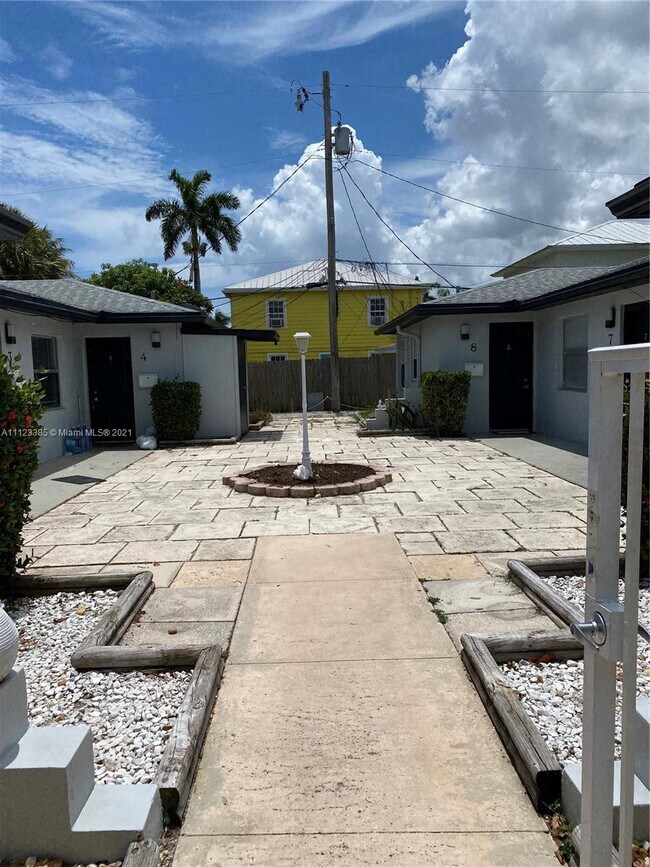 Foto del edificio - 220 Walton Blvd