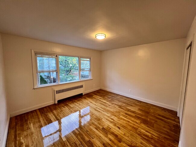Building Photo - 375 Bernard Plz